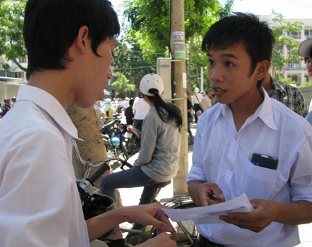 13 thí sinh và cán bộ coi thi bị xử lý kỷ luật - 2