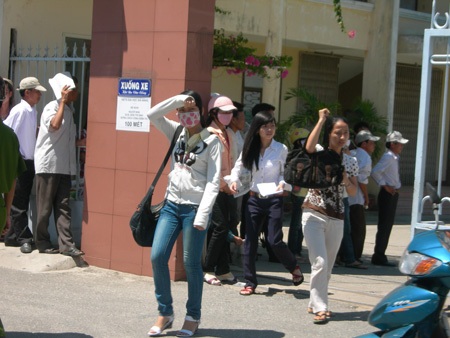 Kết thúc buổi thi đầu tiên: Đề Toán khó “ăn” điểm  - 7