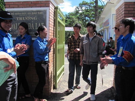 Kết thúc buổi thi đầu tiên: Đề Toán khó “ăn” điểm  - 11