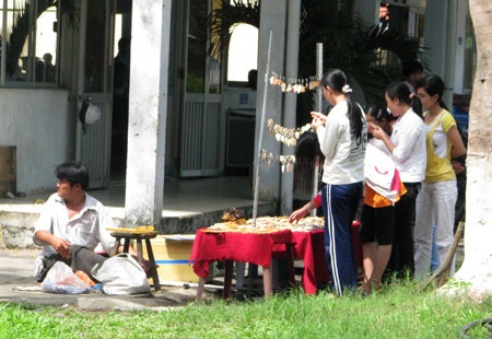 Nhiều dịch vụ “ăn theo” mùa tuyển sinh - 3 Nhiều dịch vụ “ăn theo” mùa tuyển sinh - 3