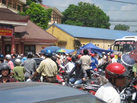 Thái Nguyên: Cổng trường tắc nghẽn sau buổi thi đầu tiên - 1 Thái Nguyên: Cổng trường tắc nghẽn sau buổi thi đầu tiên - 1