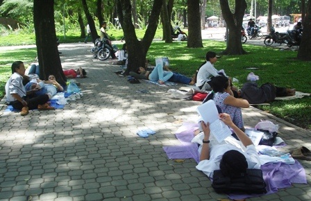 Phụ huynh, thí sinh "đặt lưng” nơi công viên  - 1