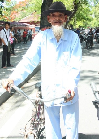 Cụ ông 78 tuổi đạp xe lên TP cổ vũ cháu thi ĐH - 1