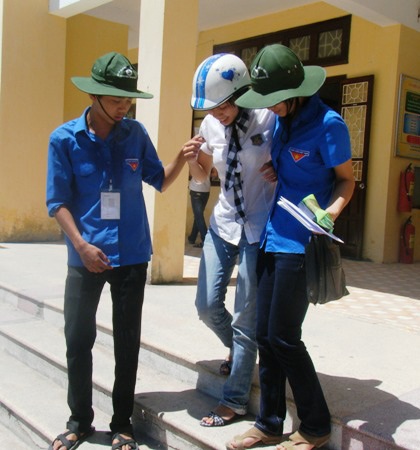 Chân bị gãy chưa lành vẫn quyết tâm đi thi - 1