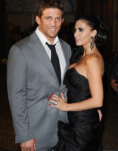 Náo loạn tại đám cưới của siêu mẫu ngực bự Jordan  - 1