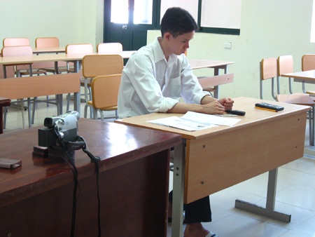 1 thí sinh được "trang bị" camera, 10 cuộn băng ghi âm, 2 giám thị - 1