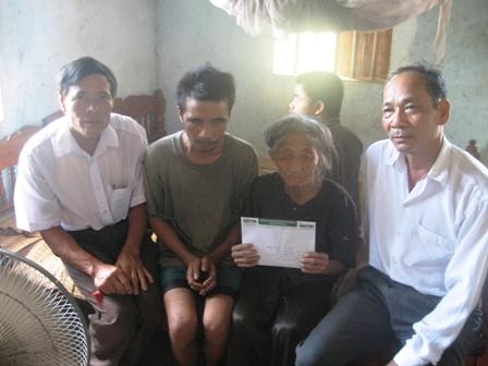 Quà nhân ái đến với "hai chị em có cha mù, mẹ ngớ ngẩn" - 1