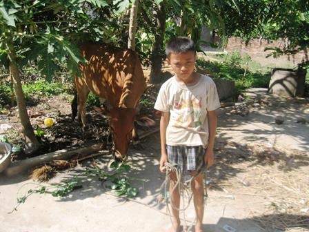 Quà nhân ái đến với "hai chị em có cha mù, mẹ ngớ ngẩn" - 2