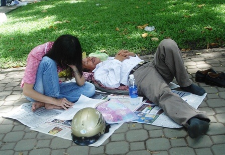 Phụ huynh, thí sinh "đặt lưng” nơi công viên  - 4