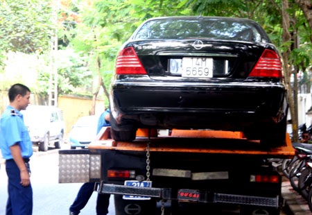 Lái xe gí súng vào đầu CSGT nguyên là một cán bộ công an - 1 Lái xe gí súng vào đầu CSGT nguyên là một cán bộ công an - 1