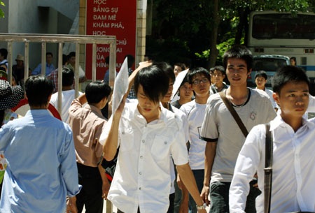 13 thí sinh và cán bộ coi thi bị xử lý kỷ luật - 1 13 thí sinh và cán bộ coi thi bị xử lý kỷ luật - 1