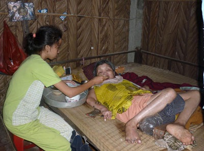 Câu chuyện cảm động của nữ sinh nuôi mẹ từ năm lên 4 - 1 Câu chuyện cảm động của nữ sinh nuôi mẹ từ năm lên 4 - 1