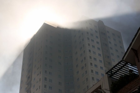 Lửa ngùn ngụt khuôn viên siêu thị Big C - 4 Lửa ngùn ngụt khuôn viên siêu thị Big C - 4