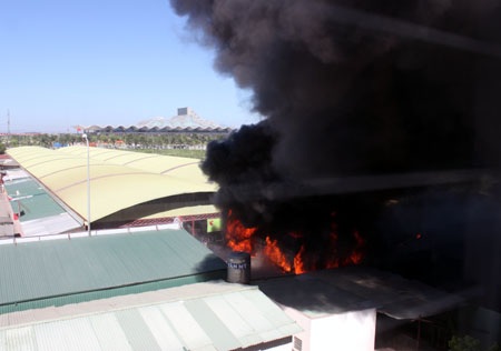 Lửa ngùn ngụt khuôn viên siêu thị Big C - 1 Lửa ngùn ngụt khuôn viên siêu thị Big C - 1