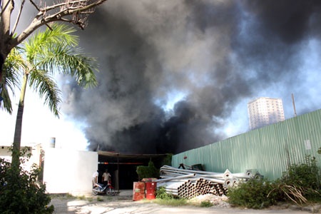 Lửa ngùn ngụt khuôn viên siêu thị Big C - 2 Lửa ngùn ngụt khuôn viên siêu thị Big C - 2