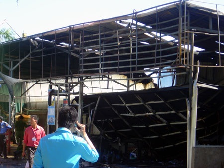 Lửa ngùn ngụt khuôn viên siêu thị Big C - 5 Lửa ngùn ngụt khuôn viên siêu thị Big C - 5