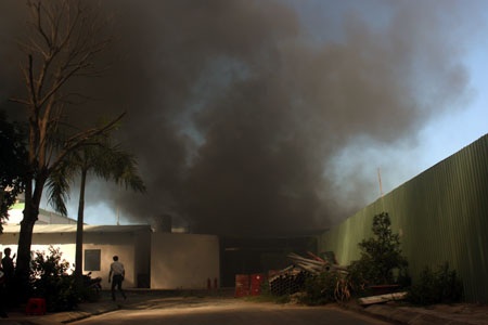 Lửa ngùn ngụt khuôn viên siêu thị Big C - 3 Lửa ngùn ngụt khuôn viên siêu thị Big C - 3