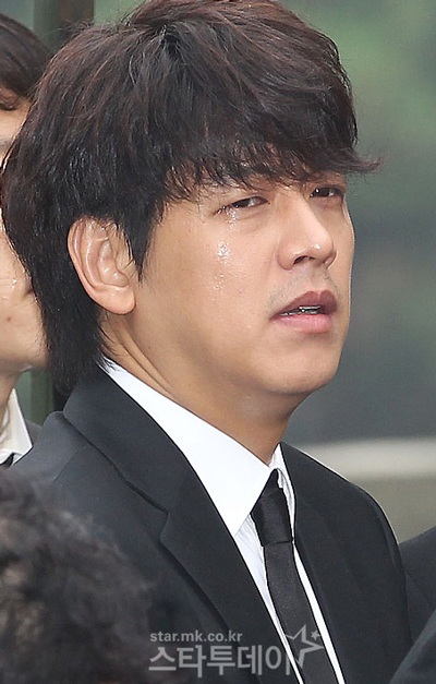 Bạn bè đưa tiễn Park Yong Ha về nơi an nghỉ cuối cùng - 43