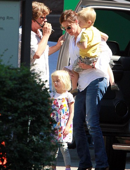 Julia Roberts đưa các con tới trường quay - 1