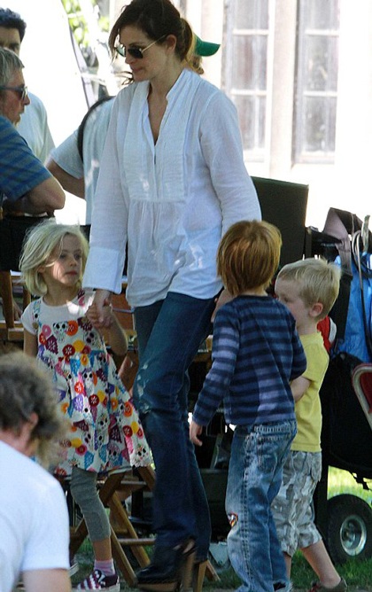 Julia Roberts đưa các con tới trường quay - 2