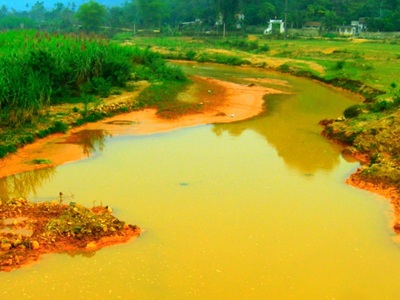 Kinh hoàng “nước đỏ” bủa vây xã nghèo  - 2