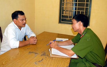 Khởi tố thanh tra xây dựng xã giả giấy tờ để lừa đảo - 1