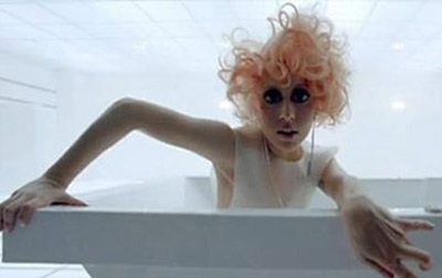 Đeo kính áp tròng giống Lady Gaga rất nguy hiểm! - 1 Đeo kính áp tròng giống Lady Gaga rất nguy hiểm! - 1
