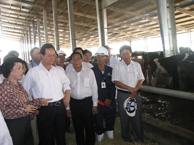 Thủ tướng Nguyễn Tấn Dũng tới thăm công ty thực phẩm sữa TH - 2 Thủ tướng Nguyễn Tấn Dũng tới thăm công ty thực phẩm sữa TH - 2