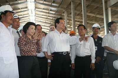 Thủ tướng Nguyễn Tấn Dũng tới thăm công ty thực phẩm sữa TH - 3 Thủ tướng Nguyễn Tấn Dũng tới thăm công ty thực phẩm sữa TH - 3