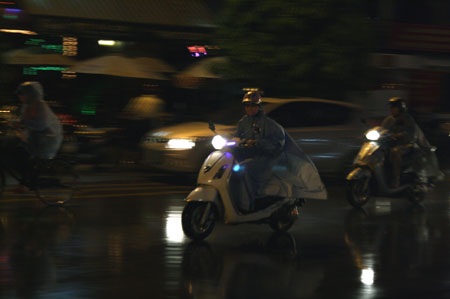 Cơn mưa cuối chiều "giải nhiệt" cho Hà Nội - 9