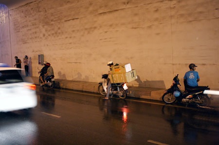 Cơn mưa cuối chiều "giải nhiệt" cho Hà Nội - 7