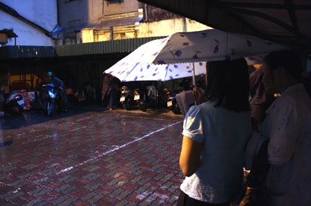 Cơn mưa cuối chiều "giải nhiệt" cho Hà Nội - 5