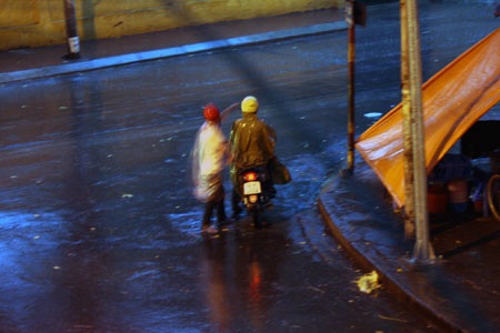 Cơn mưa cuối chiều "giải nhiệt" cho Hà Nội - 6