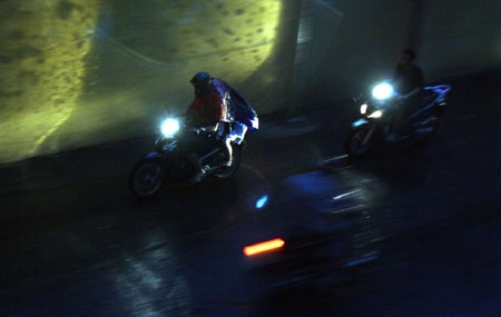 Cơn mưa cuối chiều "giải nhiệt" cho Hà Nội - 3