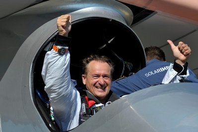 Máy bay năng lượng mặt trời bay xuyên đêm thành công - 2