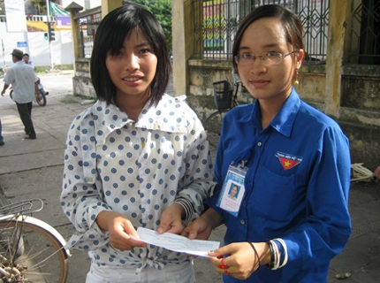 Tình nguyện viên giúp đỡ thí sinh bị mất giấy báo dự thi ĐH - 1 Tình nguyện viên giúp đỡ thí sinh bị mất giấy báo dự thi ĐH - 1