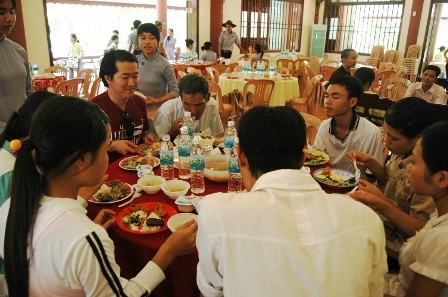 Sĩ tử no nê với buổi cơm chay miễn phí - 2