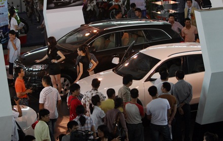 Tiêu thụ ô tô lắp ráp trong nước vượt mốc 1 vạn - 1