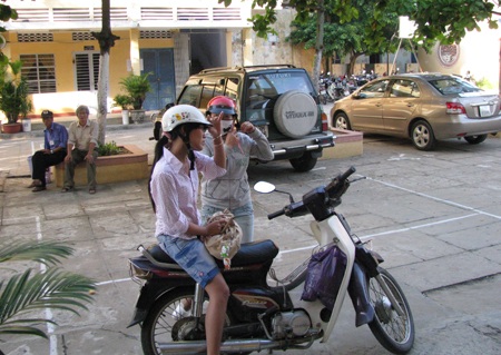 Đà Nẵng: Chị cõng em leo 2 tầng lầu vào tận phòng thi - 1