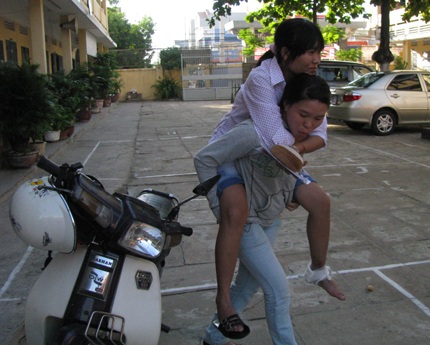 Đà Nẵng: Chị cõng em leo 2 tầng lầu vào tận phòng thi - 2