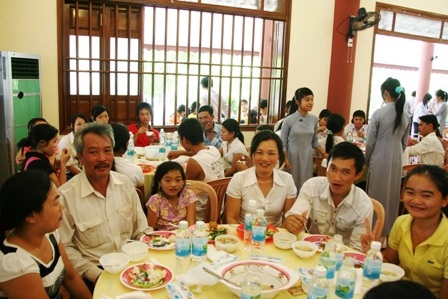 Sĩ tử no nê với buổi cơm chay miễn phí - 3