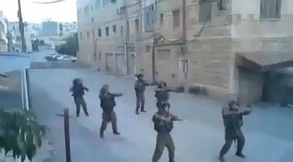 Xôn xao clip binh sĩ Israel khiêu vũ tập thể giữa phố - 1 Xôn xao clip binh sĩ Israel khiêu vũ tập thể giữa phố - 1