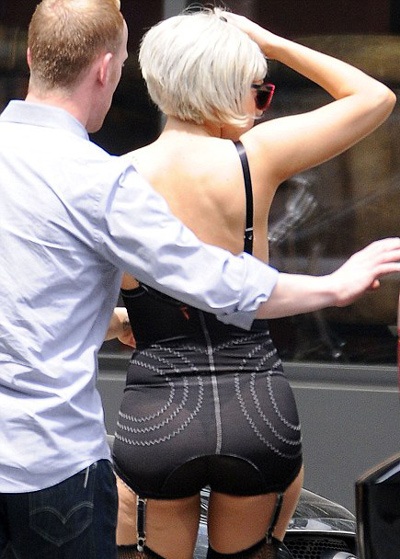 Lady Gaga “lộ” chân xấu - 3