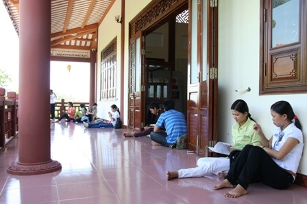 Sĩ tử no nê với buổi cơm chay miễn phí - 4