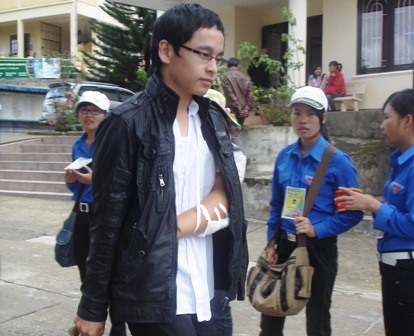 Vết mổ chưa lành, vẫn quyết không bỏ thi  - 1