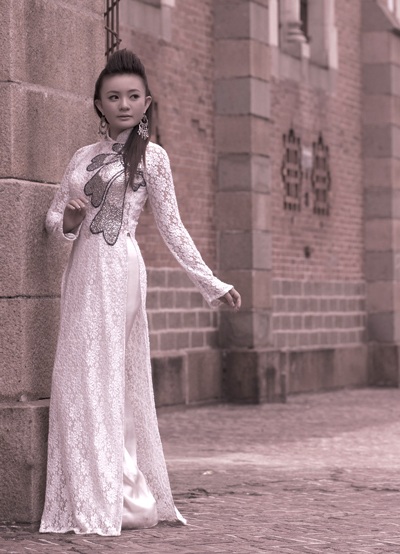 Ngắm “bé” Xuân Mai duyên dáng trong tà áo dài - 1