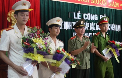 Ba chiến sĩ công an bị bắn trọng thương được thăng hàm trước niên hạn - 1