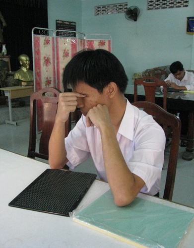 Đà Nẵng: Sĩ tử khiếm thị trước giờ thi - 3