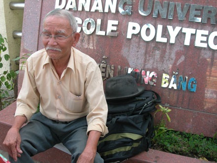 Ông 78 tuổi vẫn hăng hái đưa cháu đi thi - 1