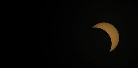 Khoảnh khắc kỳ diệu Mặt trăng “nuốt” Mặt trời  - 6